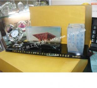 上海水晶办公用品精品选购指南 从水晶笔筒到三件套，打造优雅办公空间